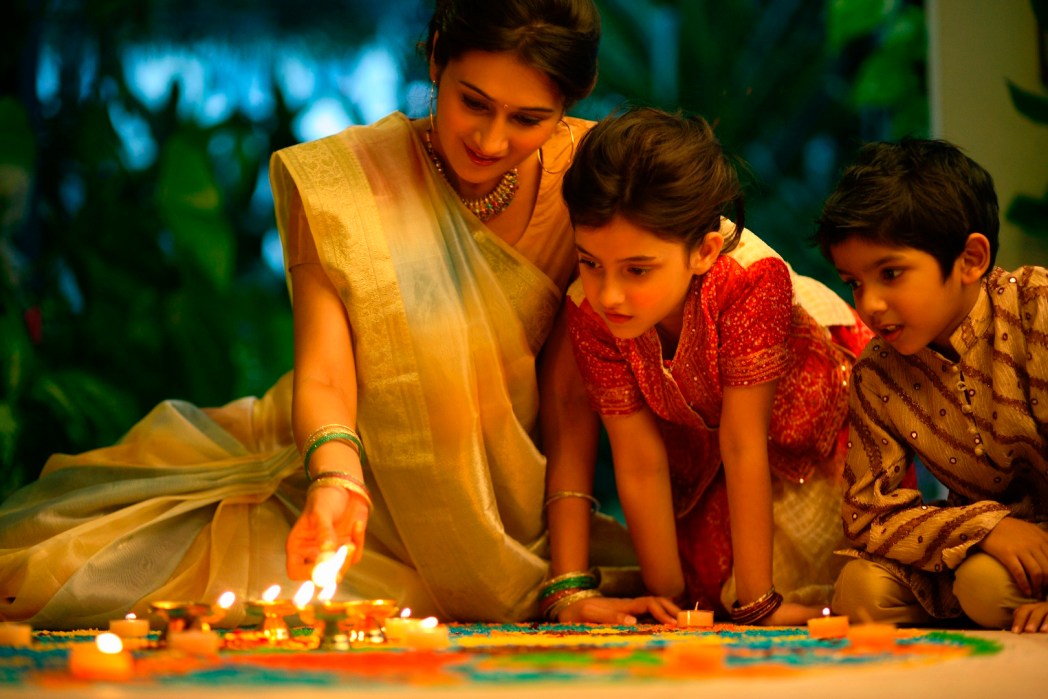 celebrate diwali with family,Nari